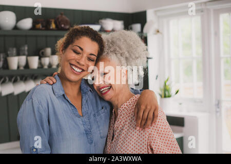 Senior woman hugging daughter Banque D'Images