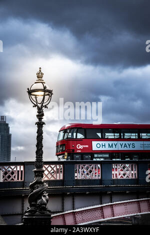 Un bus rouge traversant le pont de Lambeth à Londres pendant une journée de tempête. Bus rouge à Londres Banque D'Images