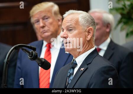 Washington, États-Unis d'Amérique. 09 octobre, 2019. Président américain Donald Trump, à gauche, à l'écoute de Kevin Lunny, propriétaire de Drakes Bay Oyster Company, avant de signer les décrets sur la transparence de l'aide fédérale et de l'application au cours d'une cérémonie dans la Roosevelt Room de la Maison Blanche le 9 octobre 2019 à Washington, DC. Credit : Shealah Craighead/White House Photo/Alamy Live News Banque D'Images