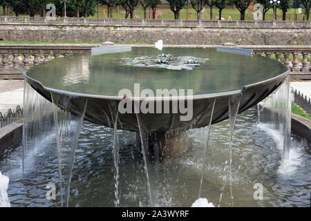 SAN PELLEGRINO, Lombardie / Italie - 5 octobre : vue sur une fontaine moderne à San Pellegrino Lombardie Italie le 5 octobre 2019 Banque D'Images