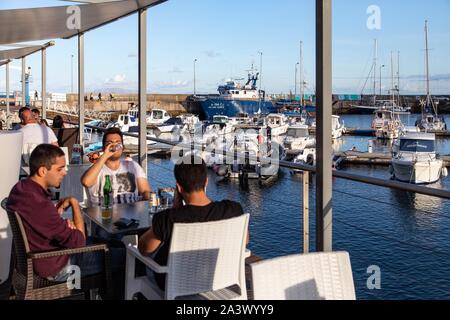 Terrasse d'un café, PORT DE MACHICO, île de Madère, Portugal Banque D'Images