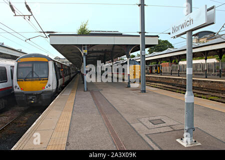 Un BR Turbostar sur la gauche et un train diesel BR class 37 stand à la gare de Norwich. La classe 37s ont été utilisés sur les trains de passagers jusqu'en 2019 Banque D'Images