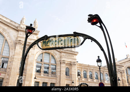 Panneau Metropolitain (métro) devant la Gare du Nord à Paris, France. Banque D'Images