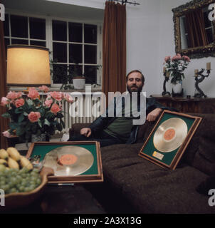 Ein Weggefährte des deutschen basse Ivan Rebroff Sängers auf dem canapé mit seinen Platten , Weilstein Burg im Taunus Deutschland um 1975. Compagnon de l'Ivan Rebroff chanteur allemand sur le canapé avec ses dossiers, Weilstein Burg im Taunus Allemagne autour de 1975. Banque D'Images