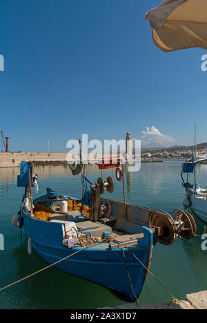 Rethymno, Crète, Grèce. Septembre 2019. Les petits bateaux de pêche sur le vieux port vénitien, une attraction touristique populaire dans la région de Rethymno, Crète. Banque D'Images