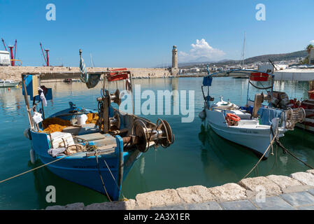 Rethymno, Crète, Grèce. Septembre 2019. Les petits bateaux de pêche sur le vieux port vénitien, une attraction touristique populaire dans la région de Rethymno, Crète. Banque D'Images