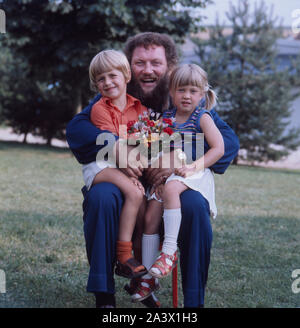 Der Deutsche Ivan Rebroff basse Sänger mit Kindern, Deutschland um 1975. Le chanteur Ivan Rebroff basse allemande avec deux enfants, en Allemagne autour de 1975. Banque D'Images