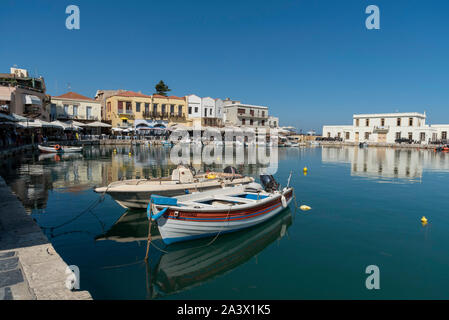 Rethymno, Crète, Grèce. Septembre 2019. Les petits bateaux de pêche sur le vieux port vénitien, une attraction touristique populaire dans la région de Rethymno, Crète. Banque D'Images