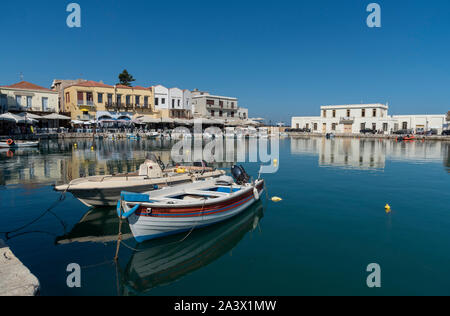 Rethymno, Crète, Grèce. Septembre 2019. Les petits bateaux de pêche sur le vieux port vénitien, une attraction touristique populaire dans la région de Rethymno, Crète. Banque D'Images