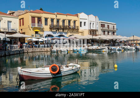 Rethymno, Crète, Grèce. Septembre 2019. Les petits bateaux de pêche sur le vieux port vénitien, une attraction touristique populaire dans la région de Rethymno, Crète. Banque D'Images