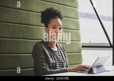 Portrait d'offres de businesswoman working in a cafe Banque D'Images