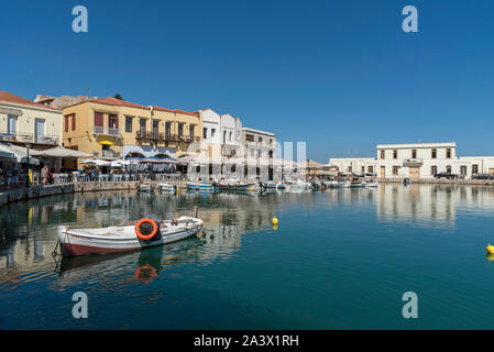 Rethymno, Crète, Grèce. Septembre 2019. Les petits bateaux de pêche sur le vieux port vénitien, une attraction touristique populaire dans la région de Rethymno, Crète. Banque D'Images