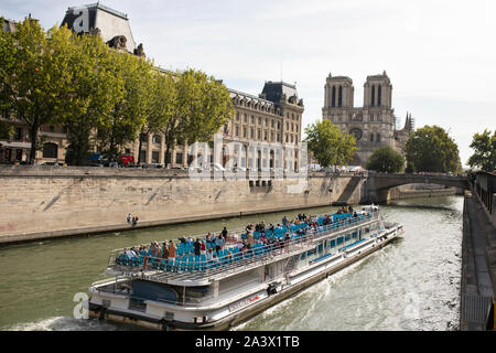 Un bateau-mouche voyages sur la Seine passé, la police de l'état vers la construction de Notre Dame, en construction à partir de 2019, l'incendie à Paris, France. Banque D'Images