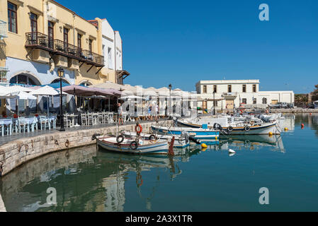 Rethymno, Crète, Grèce. Septembre 2019. Les petits bateaux de pêche sur le vieux port vénitien, une attraction touristique populaire dans la région de Rethymno, Crète. Banque D'Images