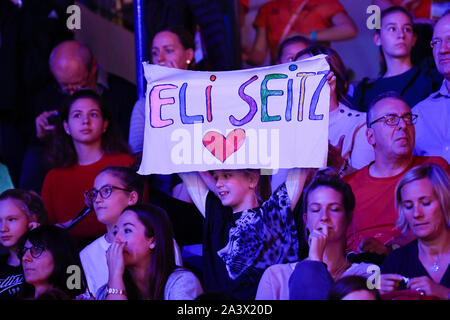 Stuttgart, Allemagne. 10 Oct, 2019. La gymnastique : Championnat du monde, tout autour, les femmes, final. Des affiches pour Seitz dans l'auditoire. Crédit : Tom Weller/dpa/Alamy Live News Banque D'Images