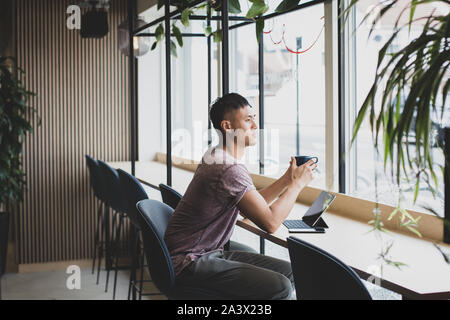 Offres de businessman working in a cafe Banque D'Images