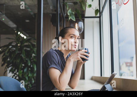 Offres de businesswoman working in a cafe Banque D'Images