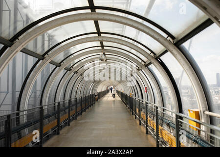 Une passerelle piétonne dans le Centre Pompidou à Paris, France. Banque D'Images