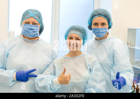 Général photo de chirurgiens et d'un patient après une opération réussie. Banque D'Images