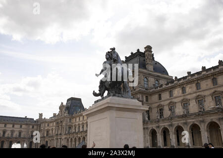 La statue de Louis XIV dans la cour à l'extérieur du musée du Louvre à Paris, France. Banque D'Images