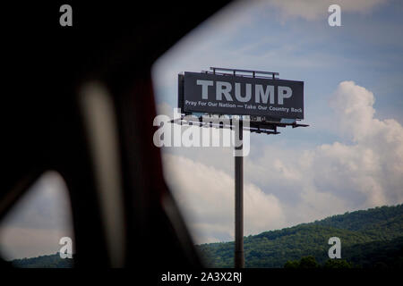 Un super-Trump annonce routière avec le texte "prier pour notre nation - prendre notre pays" à la frontière entre la Géorgie et le Tennessee sur la façon de Remote Area Medical, une clinique de santé mobile fondé et dirigé par TV celebrity Stan Brock. Le menu local conçu à l'origine de la clinique ne se déployer rapidement dans les régions éloignées dans le monde sont plus connu pour la mise en place de dispensaires à travers les États-Unis. À Athènes, la clinique traité environ 1000 patioents lors d'une session de 2 jours. Banque D'Images