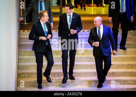 WEF Président Børge Brende avec Homeland Security Advisor Tom Bossert (centre) et conseiller pour la sécurité nationale (Herbert Raymond) H. R. McMaster sur leur chemin vers le bas de l'escalier pour écouter de Donald Trump lors d'un événement au World Economic Forum - WEF. Banque D'Images