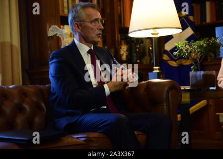 Athènes, Grèce. 10 Oct, 2019. Jens Stoltenberg, Secrétaire général de l'OTAN au cours de la réunion avec le président de la République hellénique Prokopis Pavlopoulos (Photo par Jean Karvountzis/Pacific Press) Credit : Pacific Press Agency/Alamy Live News Banque D'Images