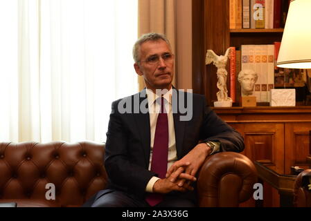 Athènes, Grèce. 10 Oct, 2019. Jens Stoltenberg, Secrétaire général de l'OTAN au cours de la réunion avec le président de la République hellénique Prokopis Pavlopoulos (Photo par Jean Karvountzis/Pacific Press) Credit : Pacific Press Agency/Alamy Live News Banque D'Images