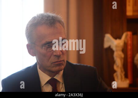 Athènes, Grèce. 10 Oct, 2019. Jens Stoltenberg, Secrétaire général de l'OTAN au cours de la réunion avec le président de la République hellénique Prokopis Pavlopoulos (Photo par Jean Karvountzis/Pacific Press) Credit : Pacific Press Agency/Alamy Live News Banque D'Images