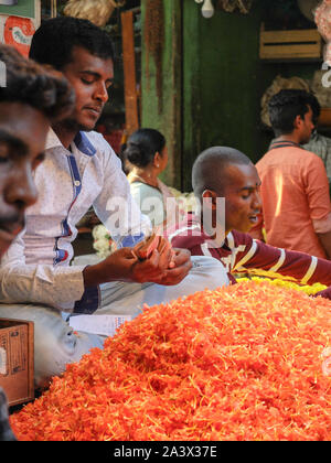 MYSURU (Mysore),KARNATAKA INDE/Février 2018:13-vendeur de fleurs argent comptant du flower stall,Devaraja,marché,Mysore Karnataka. Banque D'Images