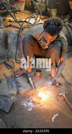 MYSURU (Mysore),KARNATAKA/Inde 13 FÉVRIER 2018-:Un homme utilise un chalumeau lors d'un atelier sur les rues de Mysore. Banque D'Images