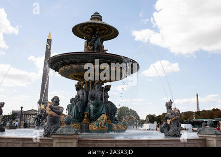 La fontaine des mers, avec l'Obélisque de Louxor en arrière-plan, à la place de la Concorde à Paris, France. Banque D'Images