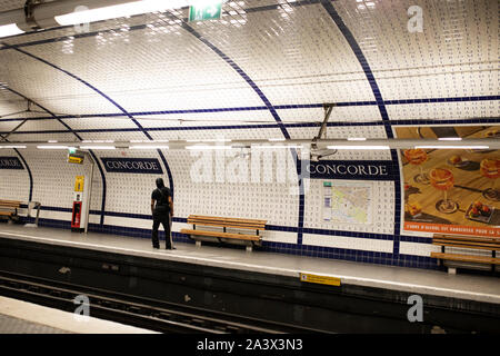 La plate-forme à la station de métro Concorde à Paris, France. Banque D'Images