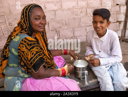 Portrait de femme du Rajasthan avec son fils en train de déjeuner dans la rue, Rajasthan, Jaisalmer, Inde Banque D'Images