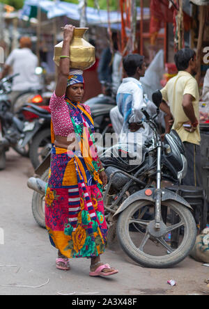 Femme indienne portant une cruche sur sa tête dans la rue, du Rajasthan, Bundi, Inde Banque D'Images