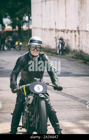 L'homme sur un 1928 Douglas SW5 moto modèle de vitesse à Bicester heritage centre super scramble event, Oxfordshire, Angleterre. Vintage filtre appliqué Banque D'Images