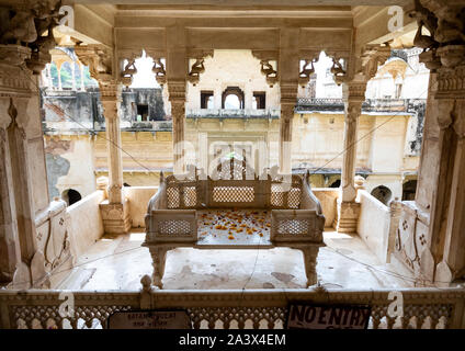 Siège sur un balcon de Taragarh fort, Rajasthan, India, Inde Banque D'Images