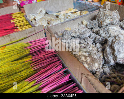 MYSURU (Mysore),KARNATAKA/Inde 13 FÉVRIER 2018-roulés à la main:Joss sticks encens à un décrochage. Devaraja market,Mysore. Banque D'Images