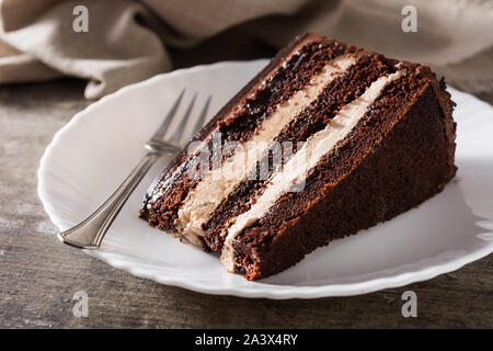 Gâteau au chocolat coupe sur table en bois Banque D'Images