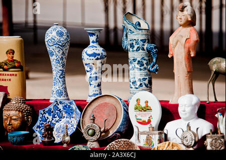 Les divers objets sont exposés à la vente comme souvenirs à Turpan, à l'Est du Xinjiang, la Chine. Banque D'Images