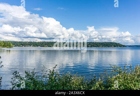 Survolez les nuages flottant à Mercer Island dans l'État de Washington. Banque D'Images