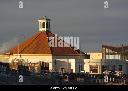 La plage d''Aberdeen de bal, dans la lumière dorée du soir sous les nuages gris de couvaison. Promenade du front de mer, en Écosse, au Royaume-Uni. Banque D'Images