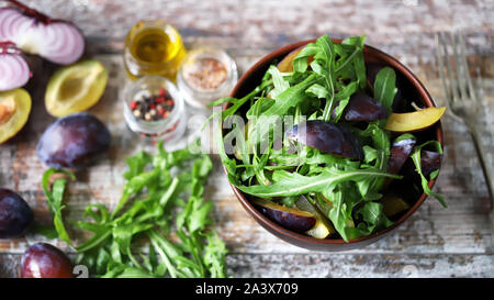 Salade de roquette à l'automne en bonne santé et de prune. Focus sélectif. Macro. Banque D'Images