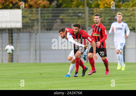 Marco Djuricin (KSC) en duel avec Manuel Sabine Müller (Freiburg). GES / Soccer / 2. Bundesliga : Fribourg - Karlsruher SC, 10.10.2019 Football / Soccer : 2. Bundesliga : SC Freiburg vs KSC, Karlsruhe, Octobre 10, 2019 | dans le monde d'utilisation Banque D'Images