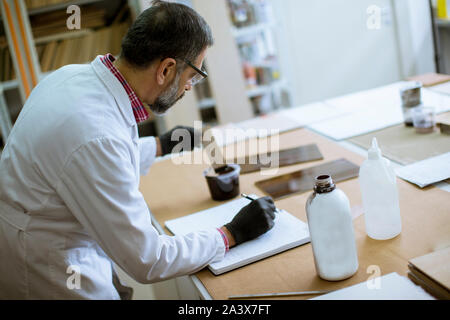 Chercheur Senior male dans une couleur lab Banque D'Images