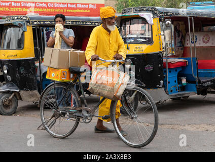 Avec prêtre indien son vélo dans la rue, du Rajasthan, Bikaner, Inde Banque D'Images