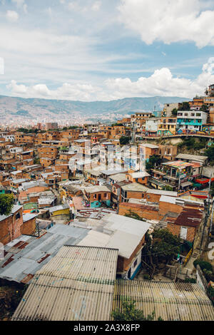 Plus d'avis sur des maisons sur les collines de Comuna 13 à Medellin, Colombie Banque D'Images