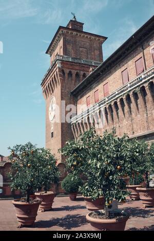 Photo verticale avec vue sur quelques orangers. Les arbres sont de grands pots sur la terrasse du célèbre château d'eau à l'UNESCO ville Ferrara en Italie. Ciel au-dessus de castl Banque D'Images