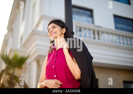 Jeune Indien élégant businesswoman standing piscine et à l'écart Banque D'Images