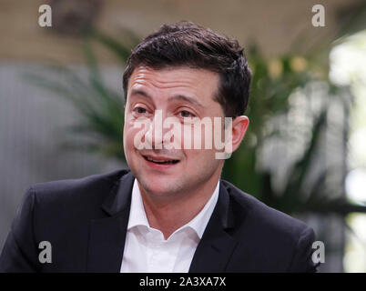 Kiev, Ukraine. 10 Oct, 2019. Le président de Lukraine Vladimir Zelensky parle aux journalistes lors d'une presse-marathon à un marché d'alimentation à Kiev. Le chef de l'État répondra aux questions des journalistes tout au long de la journée à une presse-marathon. Credit : SOPA/Alamy Images Limited Live News Banque D'Images